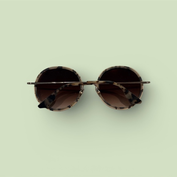 Krewe Luisa 18K Gold Matte Oyster Sunglasses display picture 2